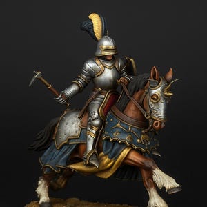 Puede incluir: Miniatura detallada de un caballero con armadura completa montado a caballo. El caballero sostiene un martillo de guerra. El caballo es marrón con marcas blancas y una montura ornamentada. La armadura del caballero es plateada y dorada, con detalles azules y dorados en la cubierta del caballo.