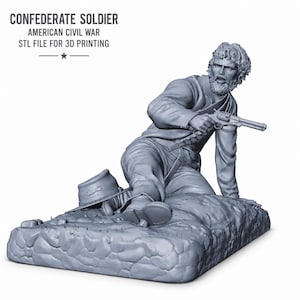 Könnte beinhalten: Eine graue 3D-gedruckte Skulptur eines konföderierten Soldaten aus dem Amerikanischen Bürgerkrieg. Der Soldat kniet, hält eine Pistole, mit einem Hut und einer strukturierten Basis. Der Text "CONFEDERATE SOLDIER AMERICAN CIVIL WAR STL FILE FOR 3D PRINTING" steht oben.