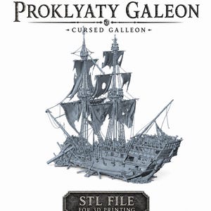 Puede incluir: Un modelo gris impreso en 3D de un galeón dañado con velas desgarradas y mástiles rotos. El texto PROKLYATY GALEON CURSED GALLEON aparece en la parte superior, y STL FILE FOR 3D PRINTING se muestra en un marco rectangular en la parte inferior.