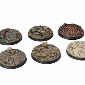 Puede incluir: Seis bases en miniatura con terreno detallado. Las bases presentan varias texturas, incluyendo grava, rocas y vegetación. Una base tiene una calavera, y otra tiene un patrón de adoquines. Ideal para wargames en miniatura.