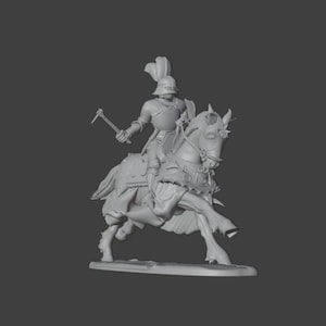 K&ouml;nnte beinhalten: Graue Miniatur eines Ritters in voller R&uuml;stung auf einem Pferd. Der Ritter h&auml;lt eine Waffe, und das Pferd ist mit dekorativen Elementen geschm&uuml;ckt. Die Figur steht vor einem grauen Hintergrund.