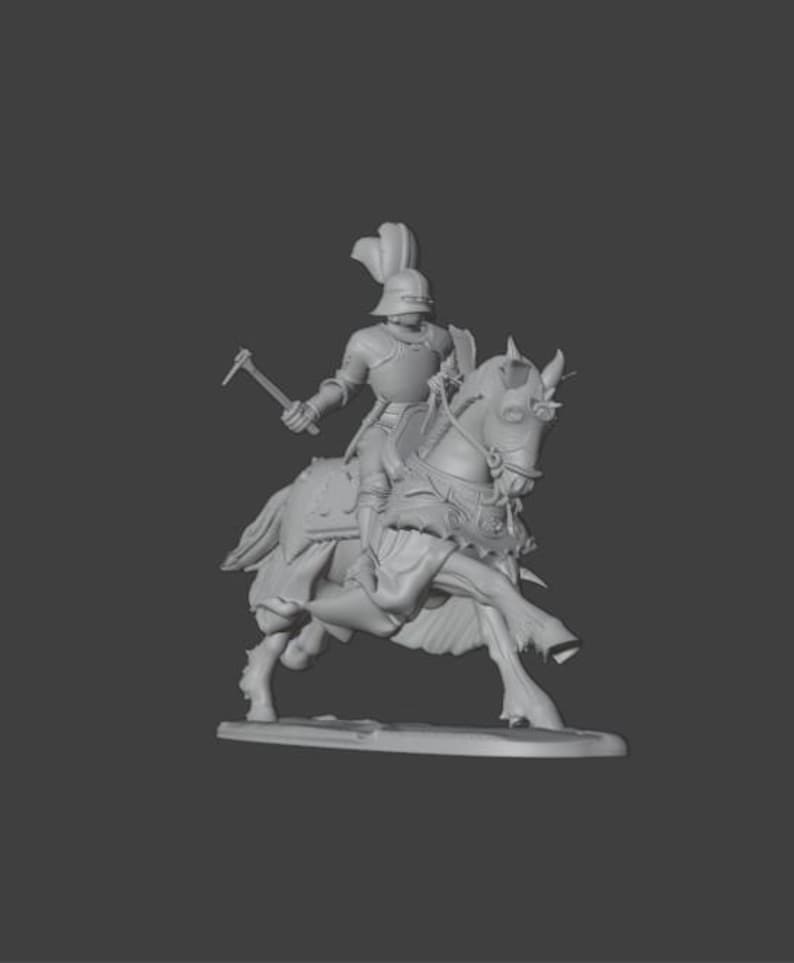 K&ouml;nnte beinhalten: Graue Miniatur eines Ritters in voller R&uuml;stung auf einem Pferd. Der Ritter h&auml;lt eine Waffe, und das Pferd ist mit dekorativen Elementen geschm&uuml;ckt. Die Figur steht vor einem grauen Hintergrund.