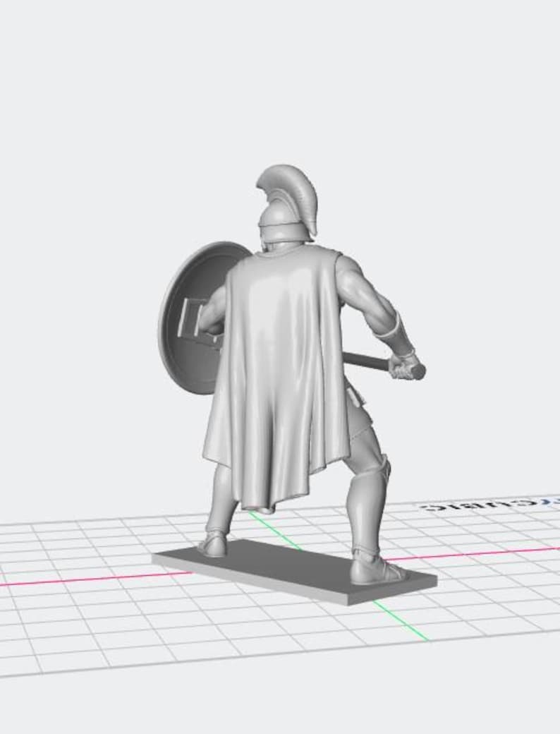 K&ouml;nnte beinhalten: Graue 3D-gedruckte Figur eines spartanischen Kriegers, von hinten gesehen. Der Krieger tr&auml;gt eine R&uuml;stung, einschlie&szlig;lich Helm, Umhang und Beinschienen, und h&auml;lt einen Schild und einen Speer. Die Figur steht auf einem rechteckigen Sockel.