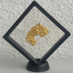 Personnage scythe. Style animalier. Figurine dans un cadre 3D. Or 24 carats. Réplique