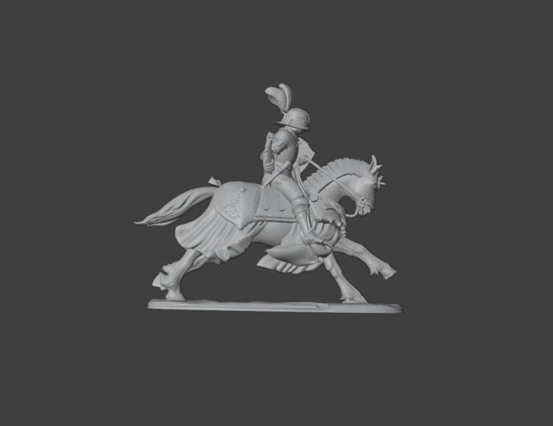K&ouml;nnte beinhalten: Graue Figur eines Ritters zu Pferd. Der Ritter tr&auml;gt eine R&uuml;stung und einen Helm mit Federbusch. Das Pferd befindet sich in einer galoppierenden Pose, mit detailliertem Sattel und Zaumzeug.