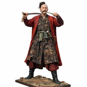 Könnte beinhalten: Detaillierte Figur eines Mannes in traditioneller Kosakenkleidung, der ein Schwert hält. Er trägt einen roten Mantel, eine gemusterte Tunika und schwarze Stiefel. Die Figur steht auf einem rechteckigen Sockel mit detaillierter Landschaft.