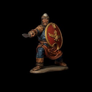 以下が含まれることがあります： 歴史的な衣装を着た戦士のミニチュアフィギュア。青と茶色の服、ヘルメットを着用し、金色のエンブレムが付いた盾を持っています。戦士は抜かれた刃でポーズを取り、戦闘の準備をしています。