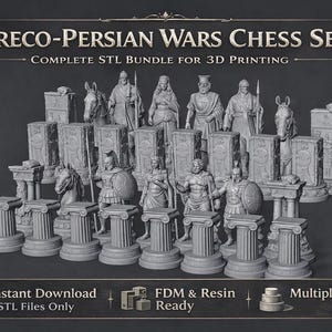 Pode incluir: Um conjunto de xadrez completo das Guerras Greco-Persas, com figuras detalhadas impressas em 3D de guerreiros, cavalos e pilares. O texto "GRECO-PERSIAN WARS CHESS SET" e "COMPLETE STL BUNDLE FOR 3D PRINTING" está incluído.