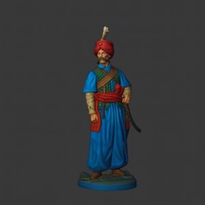 Puede incluir: Figura en miniatura de un hombre con vestimenta tradicional. Lleva un turbante rojo, una túnica azul y una faja roja. Una espada cuelga a su lado. La figura está sobre una pequeña base redonda.