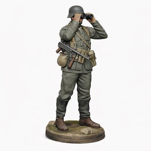 Może przedstawiać: Szczegółowa miniaturowa figurka żołnierza w szarym mundurze, hełmie i butach, trzymającego lornetkę. Figurka ma karabin i torbę. Figurka stoi na okrągłej podstawie.