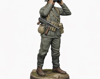 Puede incluir: Figura en miniatura detallada de un soldado con uniforme gris, casco y botas, sosteniendo binoculares. La figura tiene un rifle y una mochila. La figura está sobre una base circular.