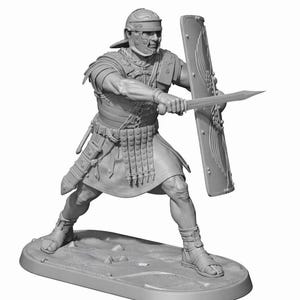 Puede incluir: Figura en tonos grises de un soldado romano en posición de combate, empuñando una espada y un escudo. El soldado está vestido con una armadura detallada, un casco y sandalias. La figura se alza sobre una base texturizada, capturando un momento de acción histórica.