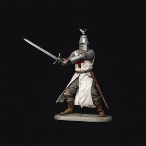 Puede incluir: Figura detallada de un caballero medieval con armadura completa, sosteniendo una espada plateada. El caballero viste una túnica blanca con una cruz roja, cota de malla y un yelmo con un emblema decorativo. La figura está sobre una base redonda.