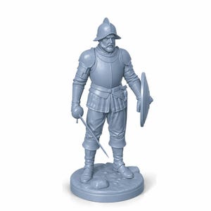 Può includere: Una miniatura color grigio chiaro non dipinta di un soldato che indossa un elmo morione, una corazza e abiti d'epoca. La figura poggia su una base circolare, tenendo una spada sottile nella mano destra e uno scudo rotondo nella mano sinistra.