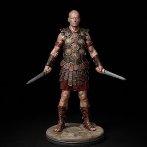 Puede incluir: Figura detallada de un soldado romano, vestido con armadura marrón y bronce, sosteniendo dos dagas plateadas. La figura está sobre una base circular, con la cabeza calva y una expresión severa.