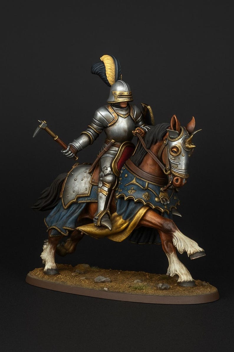 K&ouml;nnte beinhalten: Miniatur eines Ritters in voller R&uuml;stung auf einem Pferd. Der Ritter h&auml;lt einen Kriegshammer. Das Pferd ist braun mit wei&szlig;en Abzeichen und aufwendigem Zaumzeug. Die R&uuml;stung des Ritters ist silber- und goldfarben, mit blauen und goldenen Akzenten auf der Pferdedecke.