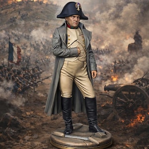 Könnte beinhalten: Detaillierte Figur einer historischen Persönlichkeit in Militäruniform, stehend auf einer kreisförmigen Basis. Die Figur trägt einen Zweispitz, einen langen Mantel und Stiefel. Der Hintergrund zeigt ein Schlachtfeld mit Kanonen, Soldaten und einem brennenden Gebäude.