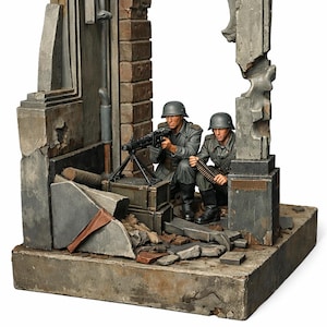Könnte beinhalten: Detailliertes Diorama, das zwei Soldaten in grauen Uniformen und Helmen zeigt, die sich in einem kriegszerstörten Gebäude befinden. Ein Soldat zielt mit einem Maschinengewehr, während der andere Munition hält. Die Szene umfasst Ziegel- und Betonelemente.