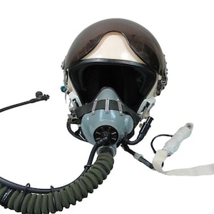 戦闘機パイロットが使用するための航空用酸素マスク KM-32