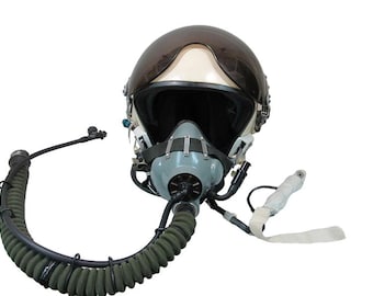 戦闘機パイロットが使用するための航空用酸素マスク KM-32