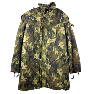 Roemeense M90-parka met bladpatroon en voering, jas in M1990-camouflage.