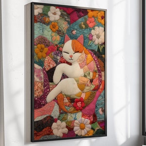Op de afbeelding: Een witte kat met oranje oren en een roze neus ligt opgerold in een kleurrijk patchwork-deken. Het deken is gemaakt van verschillende stoffen en patronen, waaronder bloemen, bladeren en geometrische vormen. De ogen van de kat zijn gesloten en het lijkt te slapen.