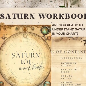 Può includere: Un quaderno di lavoro in stile vintage intitolato "Saturn 1.01 Workbook" con un grafico astrologico circolare sulla copertina. Il testo "Sei pronto a capire Saturno nel tuo tema natale?" è stampato sopra l'indice, che include argomenti come "Saturno nelle Case", "Saturno nei Segni" e "Cicli di Saturno".
