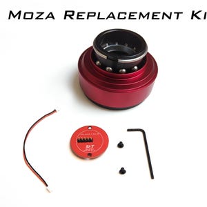 Könnte beinhalten: Ein rotes Moza Ersatzkit für einen Kameragimbal. Das Kit enthält eine rote Steuereinheit, eine rote Platine mit einem schwarzen Stecker, zwei schwarze Schrauben, einen schwarzen Inbusschlüssel und ein rotes und schwarzes Kabel.