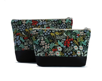 Pochette zippée à imprimé floral : fond en cuir végétalien, doublure laminée