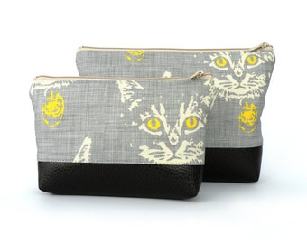 Trousse de maquillage à imprimé chat : fond en cuir végétalien, doublure laminée