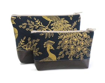 Pochette à imprimé paon : organiseur de maquillage doré et bleu marine, fond en cuir végétalien