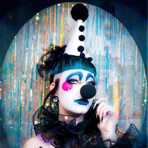 Clown Hut, Weiß Schwarz, Pom Pom Trim, Cirque Kostüm, Geburtstag Partyhut, Kinder, Erwachsene, Karneval, Scary Clown, Zirkus Haarschmuck