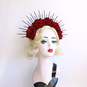 Corona de flores con calavera de azúcar, tocado para el Día de los Muertos, accesorio para el cabello con rosa roja, corona con halo negro, boda de Halloween, Virgen María