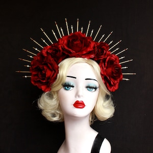 Corona de flores de rosa roja oscura, corona de halo dorado, diadema de corona de novia, tocado del Día de los Muertos, disfraz de Virgen María, calavera de azúcar