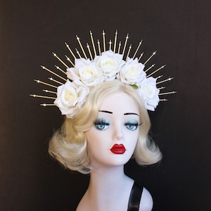 Accesorio para el cabello con rosa blanca marfil, corona de flores para bodas, Día de los Muertos, corona con halo dorado, Virgen María