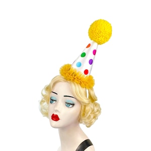 Mini sombrero de payaso con pompón amarillo y ribete de tul, circo clásico, disfraz de Halloween, cosplay de Clowncore, fiesta de cumpleaños, lunares