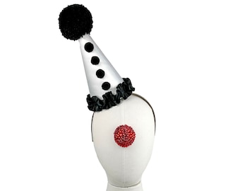 Chapeau de clown sur le bandeau. Noir et blanc, accessoire pour cheveux de cirque, déguisement d'halloween, pompons faits main, fête d'anniversaire, accessoire photo