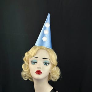 Mini sombrero de payaso azul claro con pompones blancos, disfraz de Halloween, tocado de circo, tocado de carnaval, fiesta de cumpleaños, tela de satén