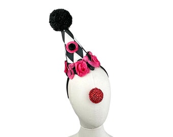 Chapeau de clown rose et noir sur serre-tête, accessoire pour cheveux de cirque, déguisement d'Halloween, rosaces roses, pompons noirs