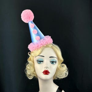 Mini sombrero de payaso azul claro con volante de tul rosa y pompón grande, disfraz de Halloween, tocado de circo, tocado de carnaval, fiesta de cumpleaños