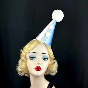 Mini sombrero de payaso blanco y azul claro con pompón grande, disfraz de Halloween, tocado de circo, tocado de carnaval, fiesta de cumpleaños