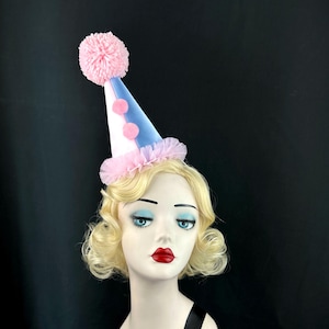 Mini sombrero de payaso azul con volante de tul rosa bebé y pompón grande, disfraz de Halloween, tocado de circo, tocado de carnaval, fiesta de cumpleaños