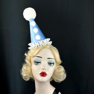 Mini sombrero de payaso azul claro con volante blanco y pompón grande, disfraz de Halloween, tocado de circo, tocado de carnaval, fiesta de cumpleaños