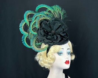 Chapeau bibi plumes de paon avec fleur en soie noire, accessoire pour cheveux Derby du Kentucky, courses Royal Ascot, coiffe rose, mariage gothique