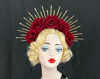 Couronne de roses en velours rouge foncé, casque de mariage en or, bandeau avec fleurs, accessoire de cheveux de mariée fait main, diadème à pointes, coiffure tête de mort en sucre