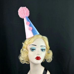 Mini sombrero de payaso azul claro con pompón rosa grande, disfraz de Halloween, tocado de circo, tocado de carnaval, fiesta de cumpleaños