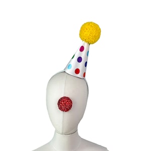 Como se vio en Bailey Sarian, sombrero de payaso con pompón amarillo, sombrero de fiesta de cumpleaños, disfraz de circo, disfraz de Halloween, payaso aterrador