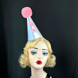 Mini sombrero de payaso blanco y azul claro con pompón rosa grande, disfraz de Halloween, tocado de circo, tocado de carnaval, fiesta de cumpleaños