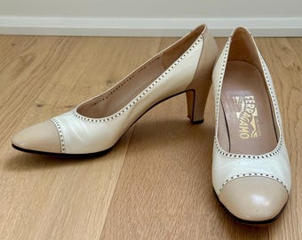 Zapatos de tacón Spectator Vintage color crema de Salvatore Ferragamo, fabricados en Italia, tallas 9 y 10.