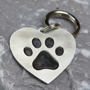 Médaille d'identification gravée en forme de patte en forme de coeur pour animal de compagnie - Médaille unique pour collier pour animal de compagnie - Médaille pour chien fabriquée à la main personnalisée